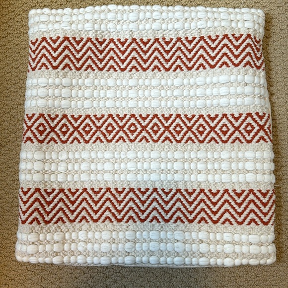 Two decorative pillow covers 18”x18” - Picture 3 of 4